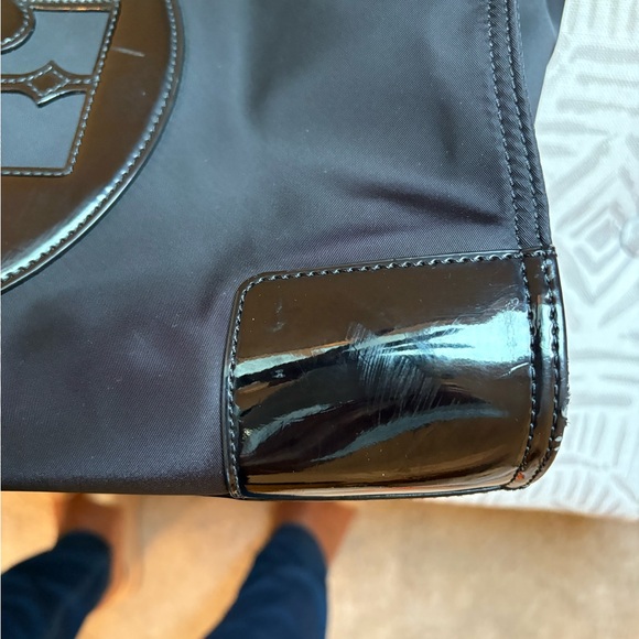 Tory Burch Black Patent Logo Tote - Picture 5 of 9